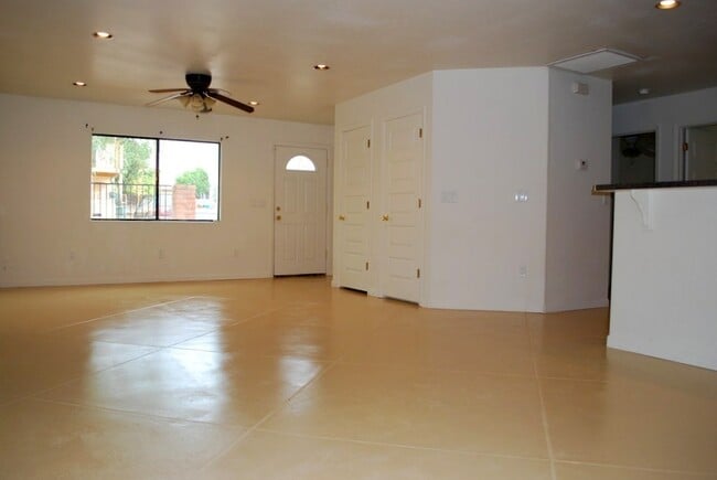 Building Photo - Modern 4 Bed 5 Bath Near UofA – Private Baths & Off-Street Parking