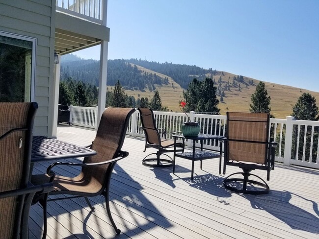 Building Photo - Welcoming 5 bed 3.5 bath South Hills Home