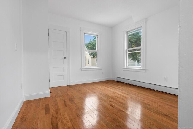 Building Photo - 565 Carroll Ave