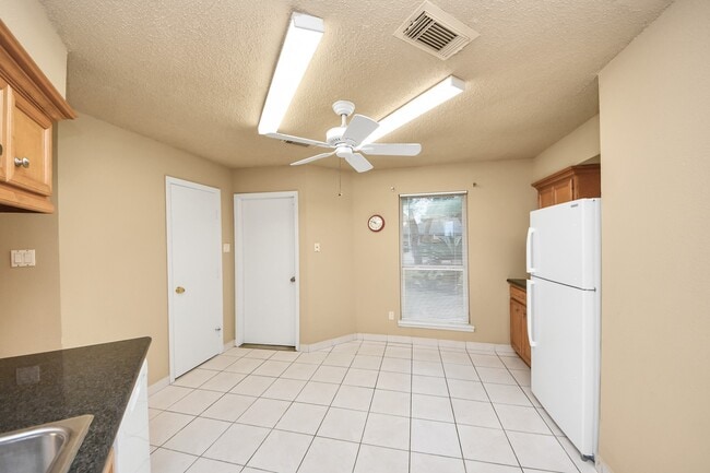 Building Photo - 10711 Forest Leaf Dr