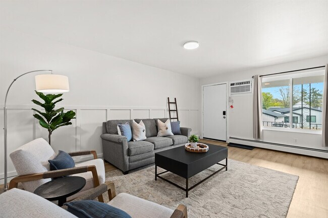 Building Photo - 22 2nd St