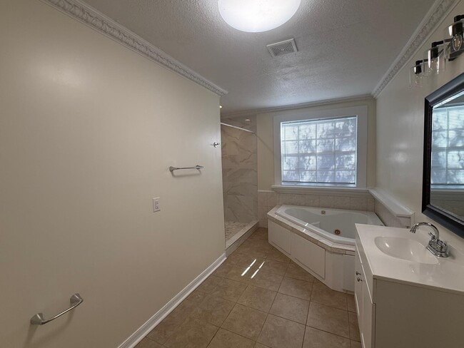 Building Photo - 2031 Charter Oaks Dr