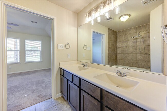 Building Photo - 8335 Hawthorn Vly Ln