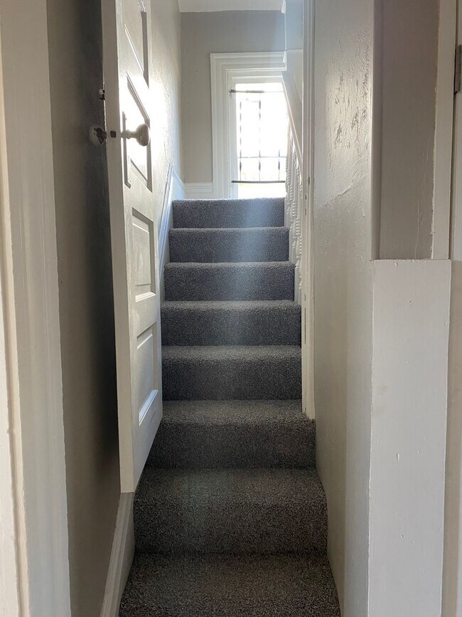 Building Photo - Gorgeous 1 and 2 bedroom apartments for re...