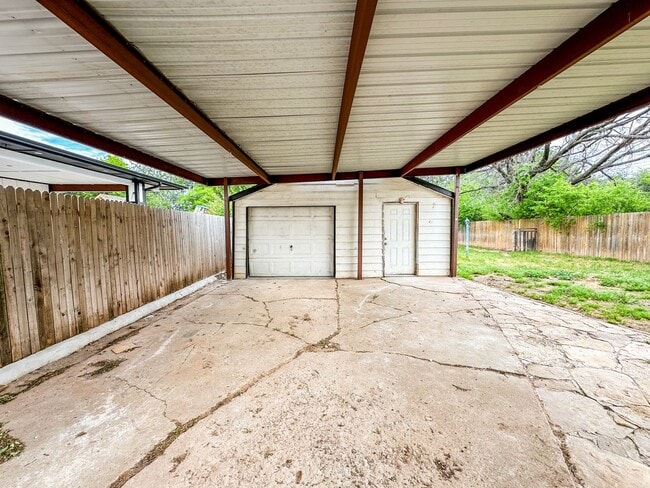 Building Photo - Updated 2 Bed 1 Bath - Large Carport and G...