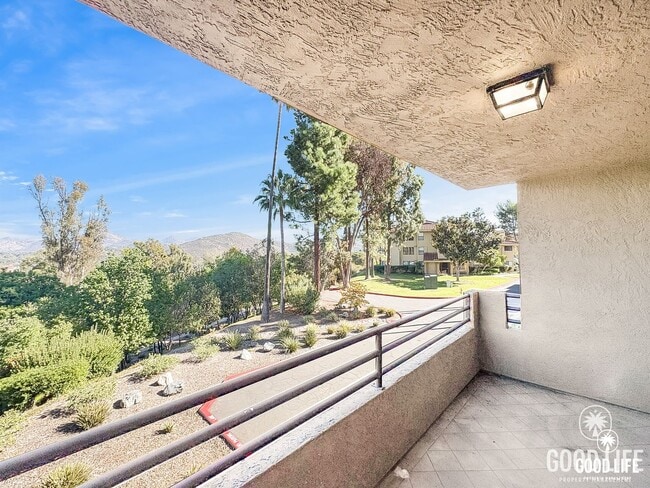 Building Photo - Move-In Ready Condo Overlooking The Height...