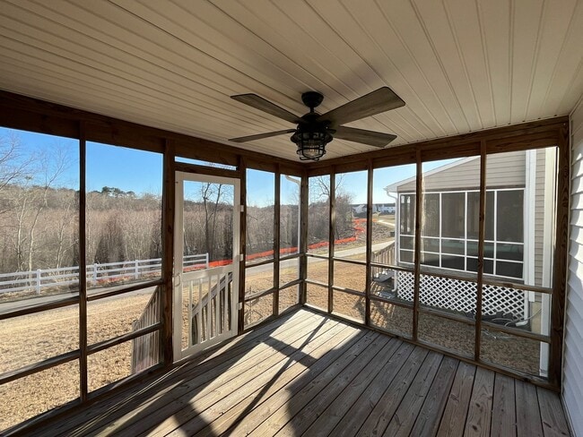 Building Photo - Charming 2BD, 2.5BA Townhome in an Excellent Community with Amenities