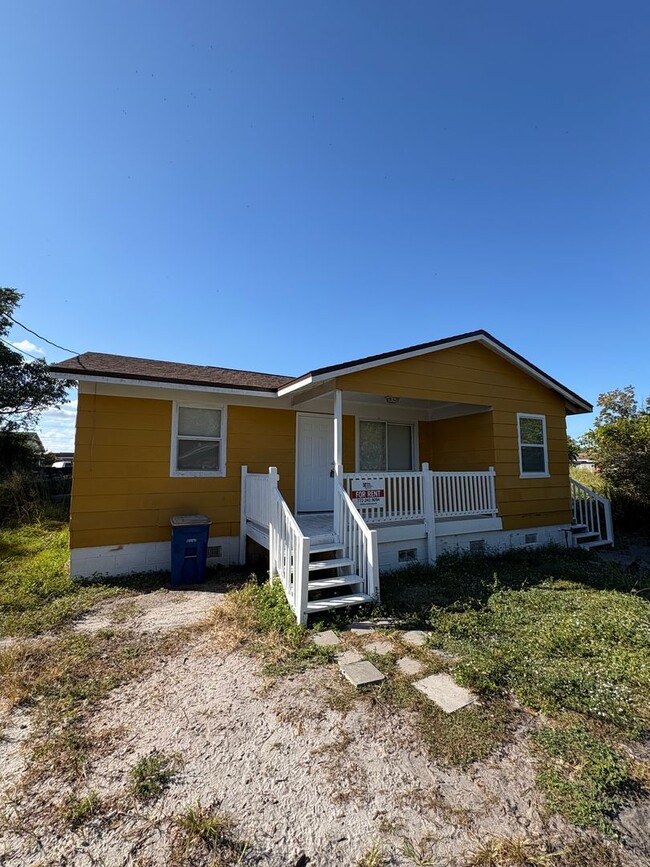 Building Photo - Recently renovated 3/1 House in Ft. Pierce