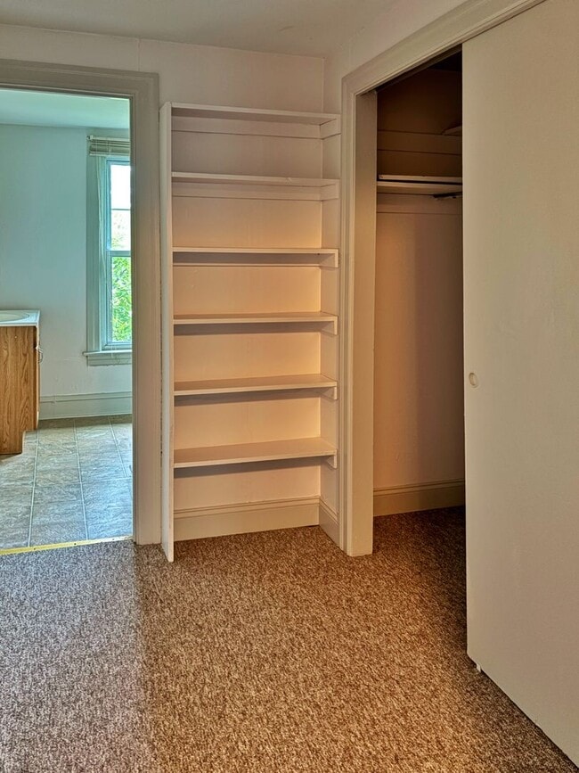 Building Photo - 3 bed 1.5 bathroom apartment in Harleysvil...