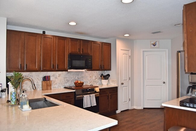 Building Photo - 461 Fanny Ann Way