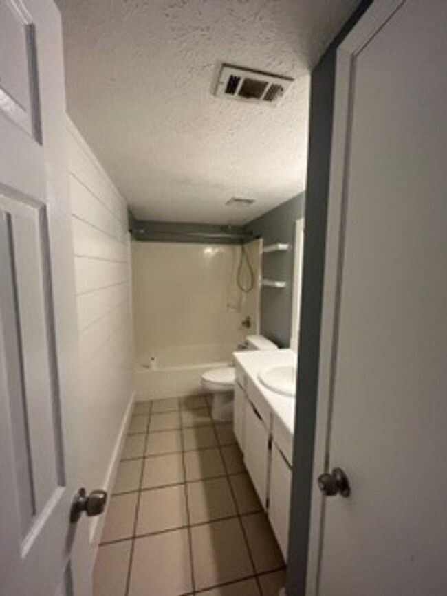 Building Photo - 2 Bed 2 Bath Townhome