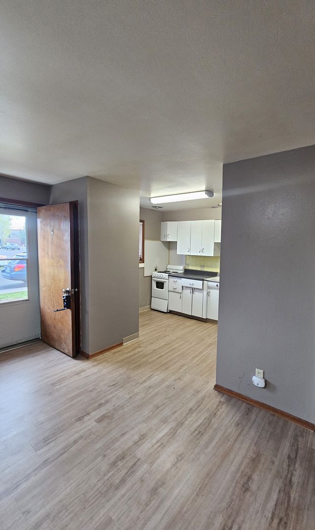 Building Photo - Great 2 Bedroom Apartment just Blocks from Eastern