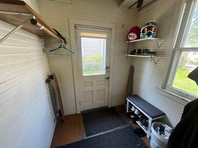 Building Photo - 309 6th Ave NE