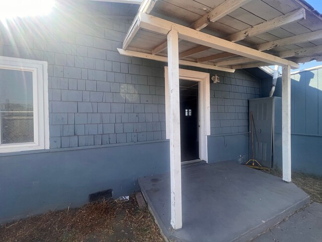 Building Photo - MOVE IN SPECIAL!!!  2BR/1BA House w/ bonus...