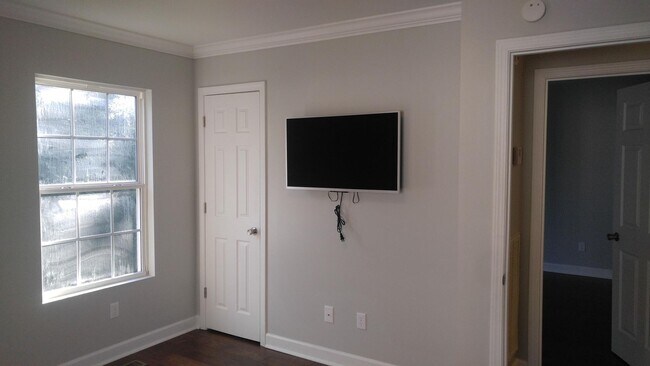 Building Photo - 3 bed, 2 bath home!