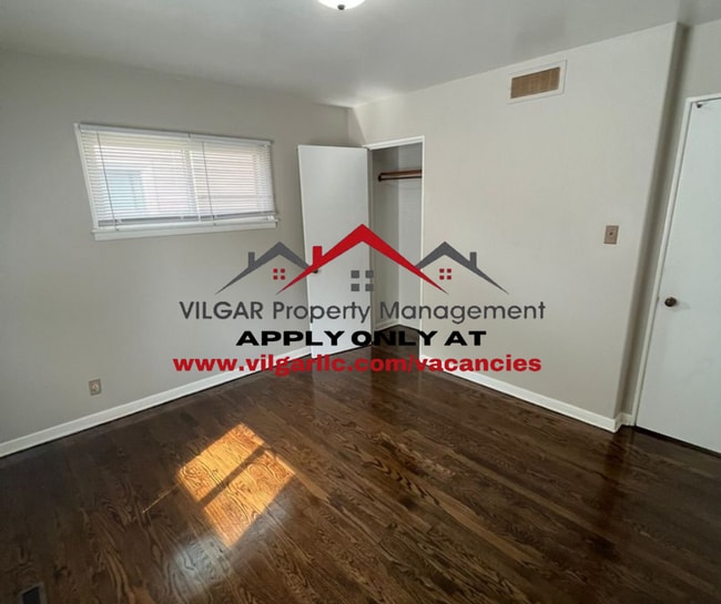 Building Photo - 2 Bedroom, 1 Bathroom Home in Gary, IN