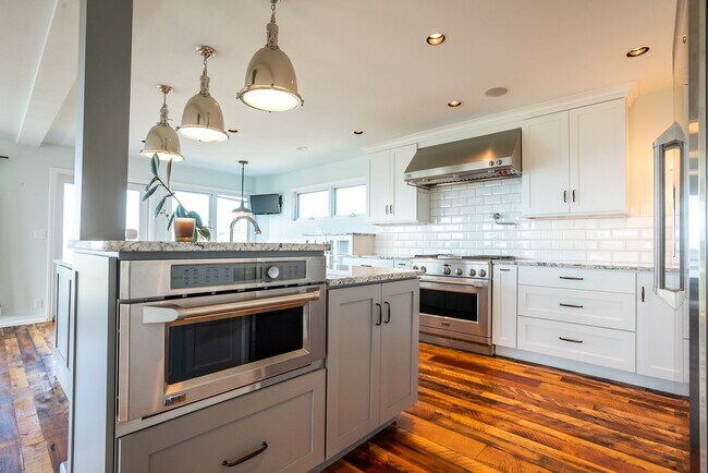 Building Photo - Stunning North Beach 4 bedroom, 3.5 bath with breathtaking view.