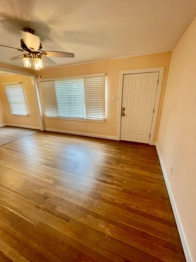 Building Photo - Cute beach bungalow in Biloxi, MS!