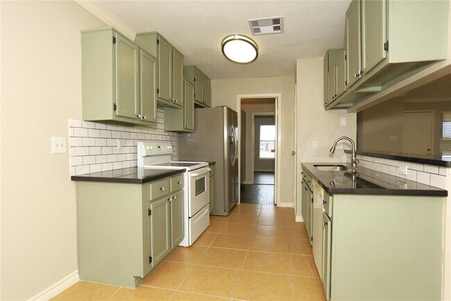 Building Photo - 418 Garland Dr