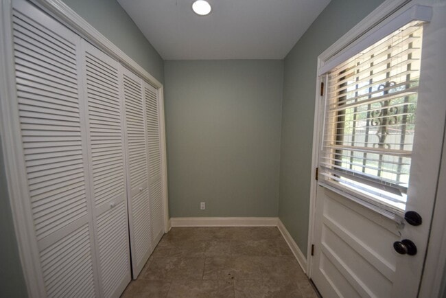 Building Photo - Cute and UPDATED 3 bed 2 bath home near GREAT SCHOOLS.