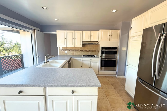 Building Photo - Bright and Spacious 3BD/3BA Home with Bonu...