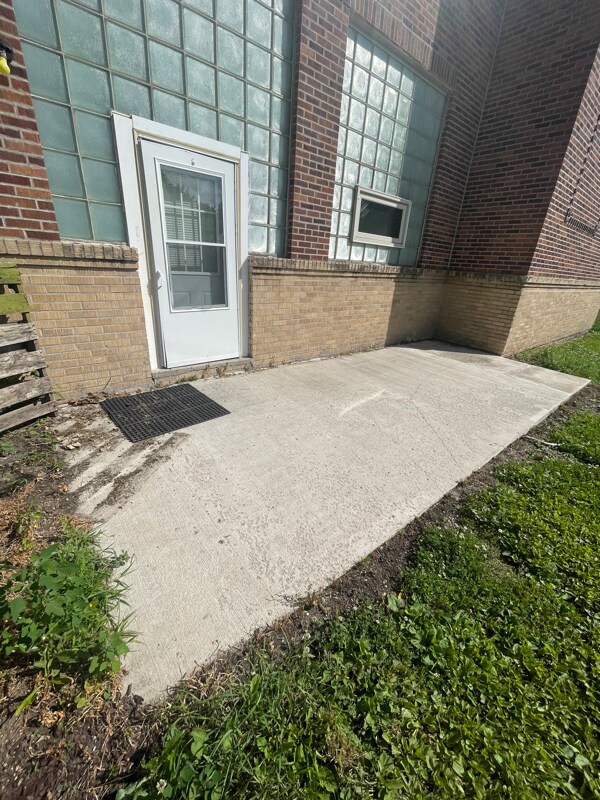 Building Photo - 208 Center St