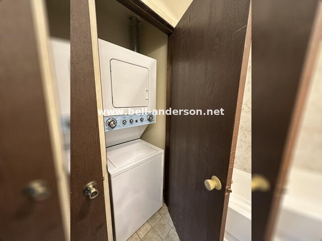 Building Photo - Cozy 1 Bedroom Condo Available For Immediate Move In
