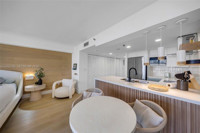 Building Photo - 540 Brickell Key Dr