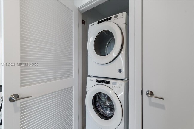 Building Photo - 601 NE 1st Ave