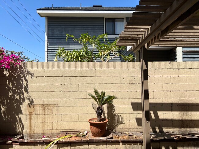 Building Photo - 5581 Crescent Ave