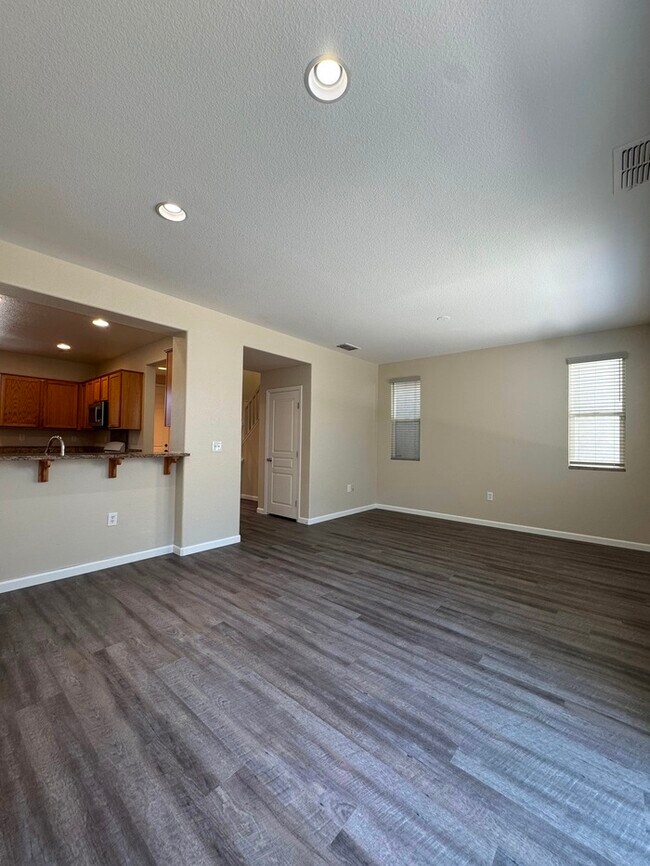 Building Photo - 3BR SFR w/ Tandem Garage & Fenced Yard near Boxwood St