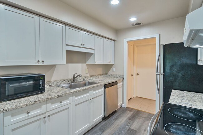 Building Photo - 5400-5402 Folsom Blvd
