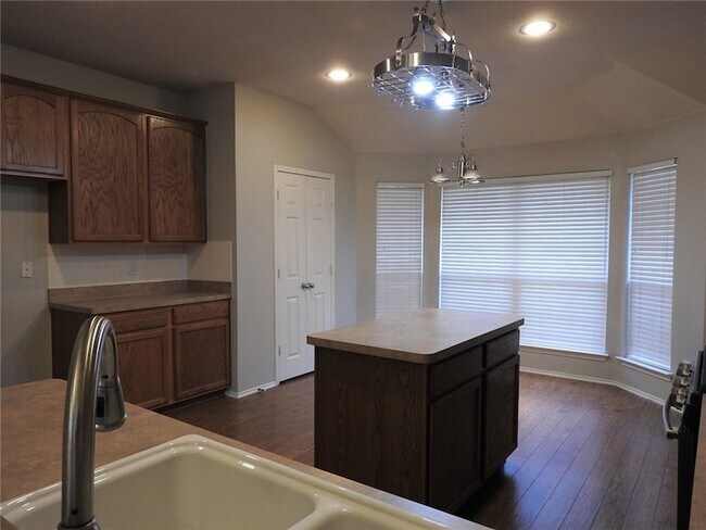 Building Photo - 6006 Holly Crest Ln