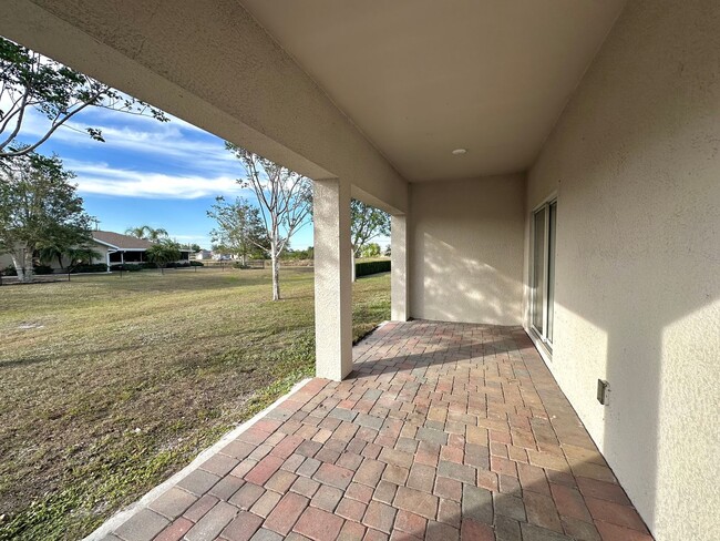 Building Photo - Modern & Spacious 3 Bed + Den, 2 Bath with...