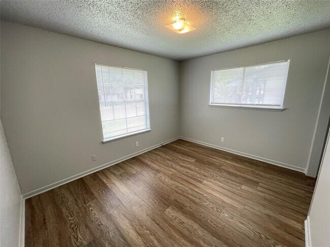 Building Photo - 5900 Glen Meadow Dr
