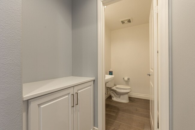 Building Photo - 2 Bedroom 2.5 Bath Townhome near Seabridge...
