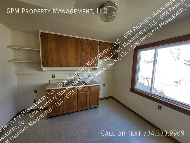 Building Photo - 32256 Oscoda Ct
