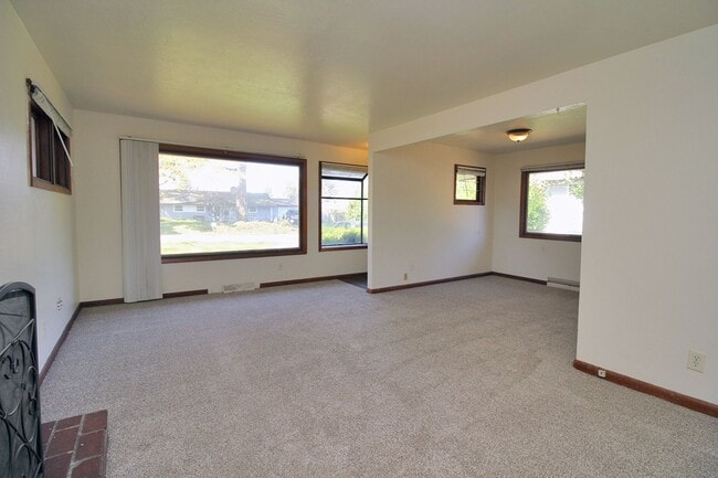Building Photo - Delightful 3 Bedroom Mid-Century Ranch Hom...