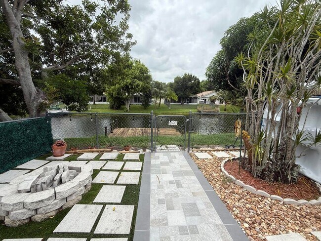 Building Photo - 12394 Westhampton Cir