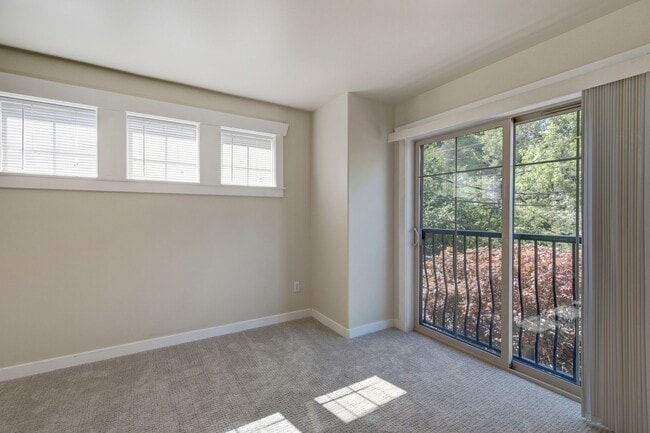 Building Photo - Charming Seattle Townhome with Garage Available Now! A/C included!