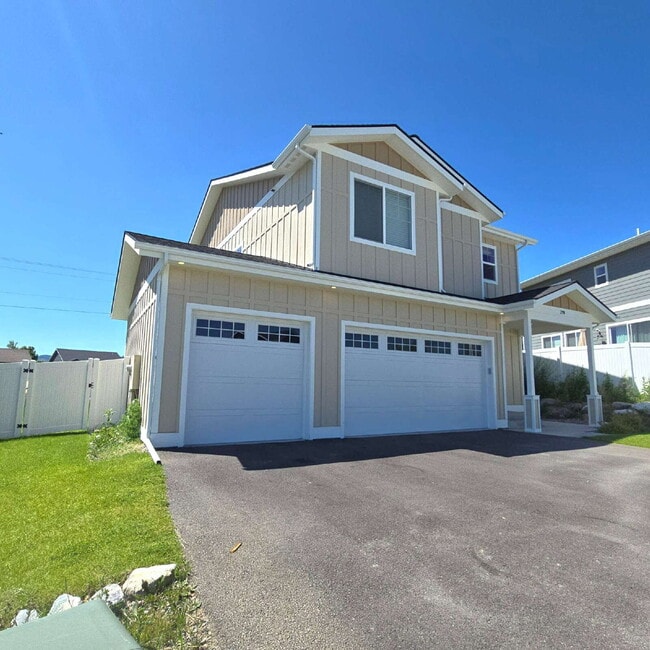 Building Photo - Move-in ready! 4 bedroom house with 3 car garage