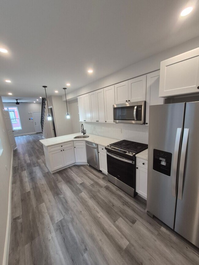 Building Photo - Spacious 3BD/2.5 BA North Philadelphia - Available Now!!!