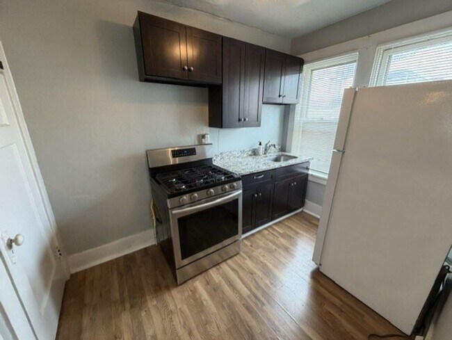 Building Photo - 256 Mabrick Ave