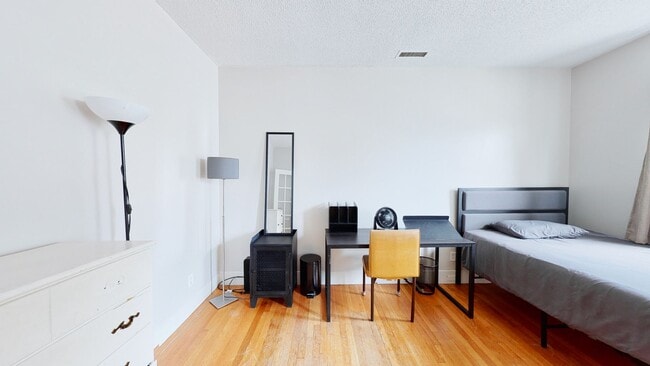 Building Photo - 6 Bedroom Apartment in Science Hill, close to downtown! (Laundry In Unit)