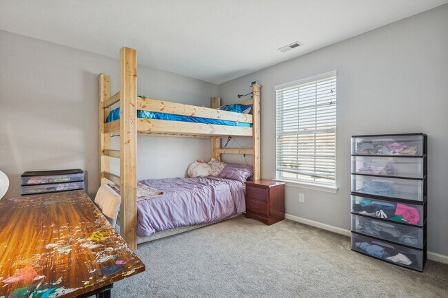 Building Photo - Bright, Clean & Convenient - Perfect 4 Bedroom Home in Chesapeake