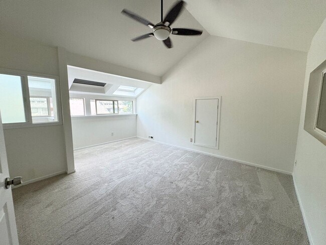 Building Photo - Spacious condo with 2 parking spaces included