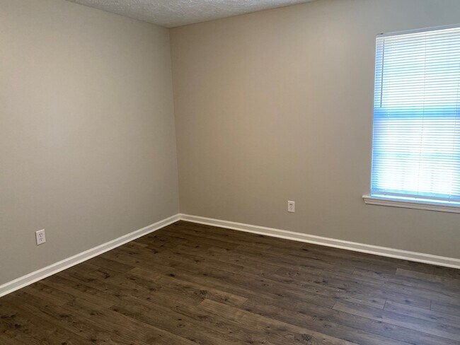 Building Photo - 189 Middle School Rd