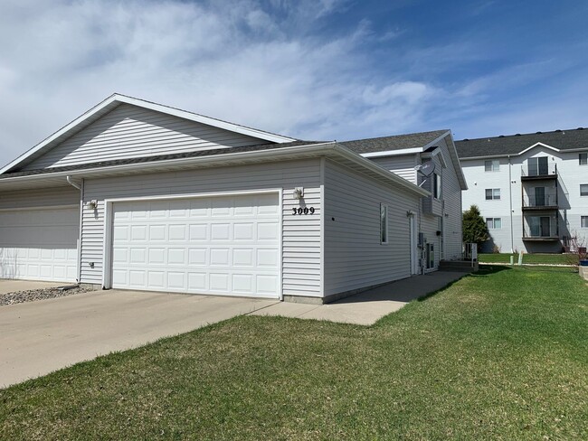 Building Photo - 3 Bedroom Twinhome in South Fargo!!