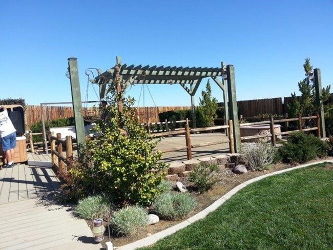 Building Photo - spacious 3 bedroom 2 bath home with beautiful yard, jacuzzi,  indoor laundry room