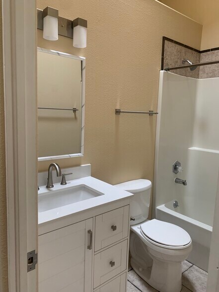 Full Bathroom Upper Floor - 3409 Grand Ave